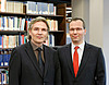 Bild: Andreas Thom (links) und Sebastian Walser (rechts) arbeiten und promovieren auf zwei der drei PROMI-Stellen, die die Universität Augsburg in der letzten Projektrunde einwerben konnte. Foto: Klaus Satzinger-Viel